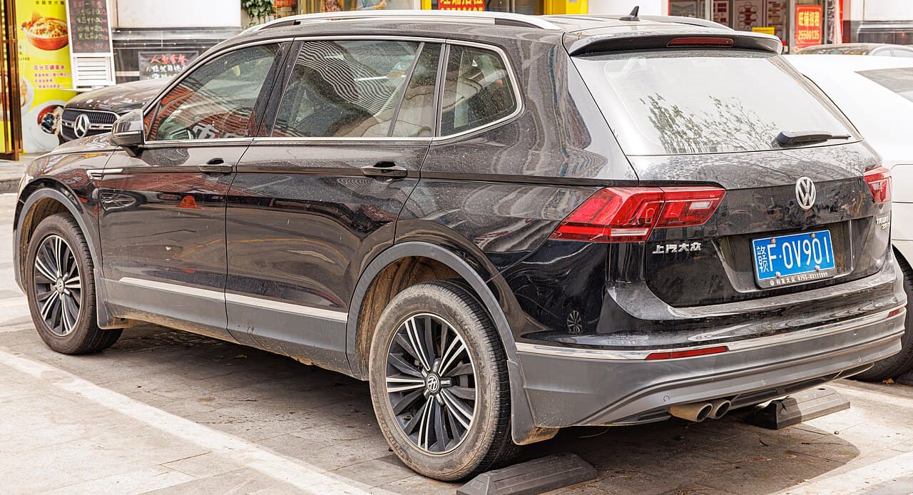 2021 Volkswagen Tiguan L - model reference photo 2