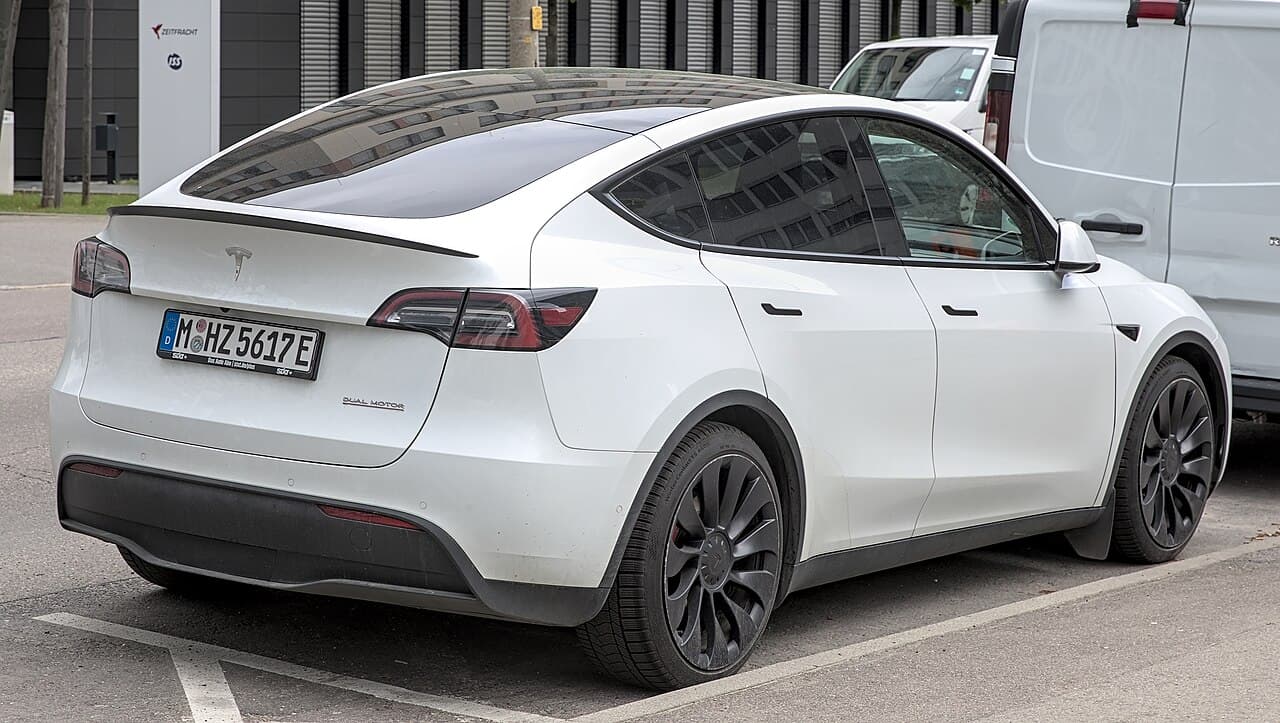 2023 Tesla Model Y - model reference photo 2