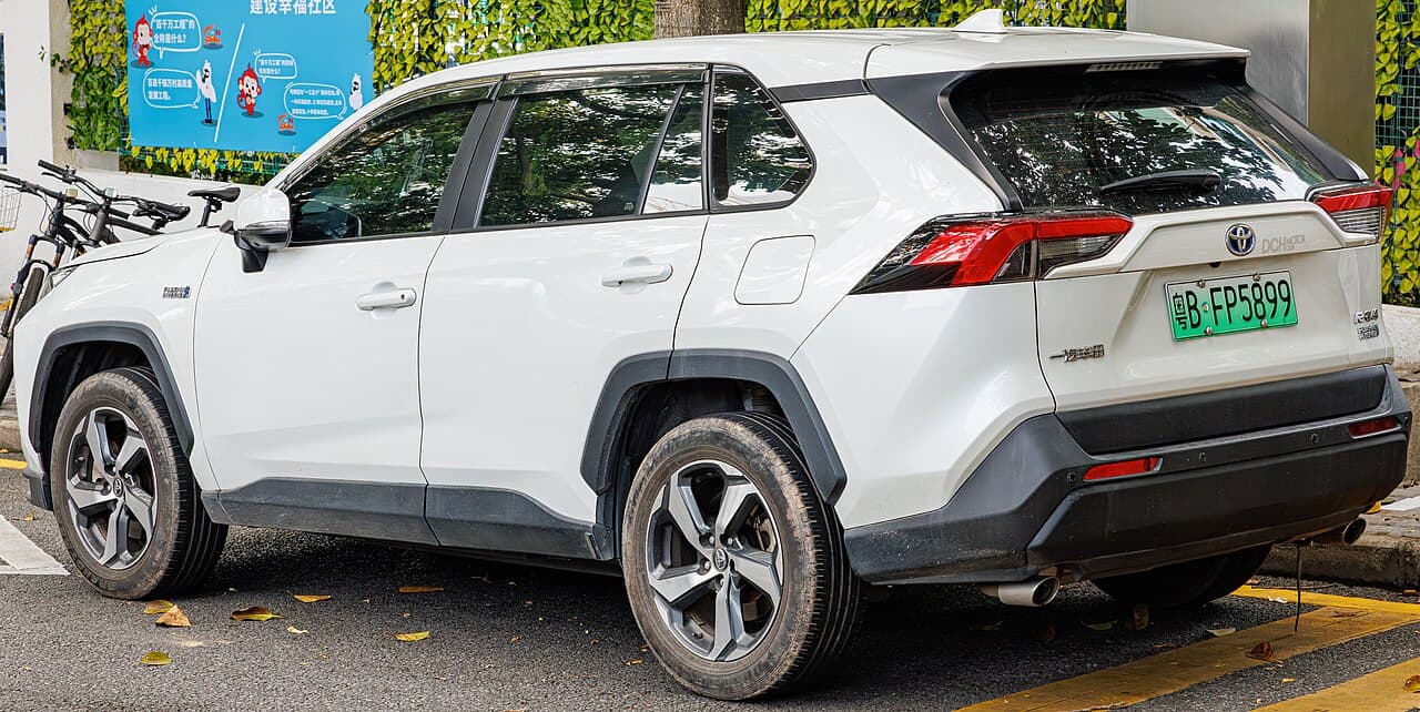2023 Toyota RAV4 - model reference photo 2